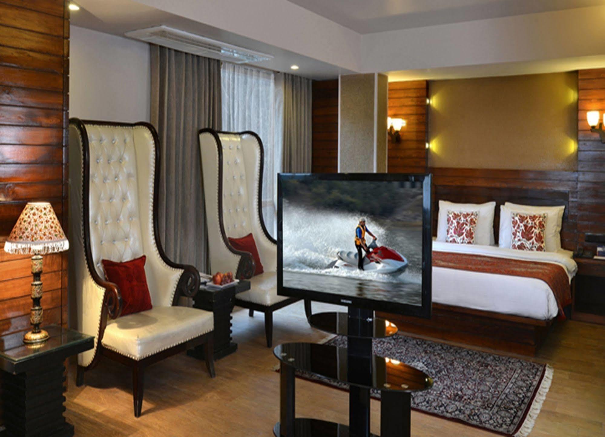 Golden Tulip Srinagar Hotell Eksteriør bilde
