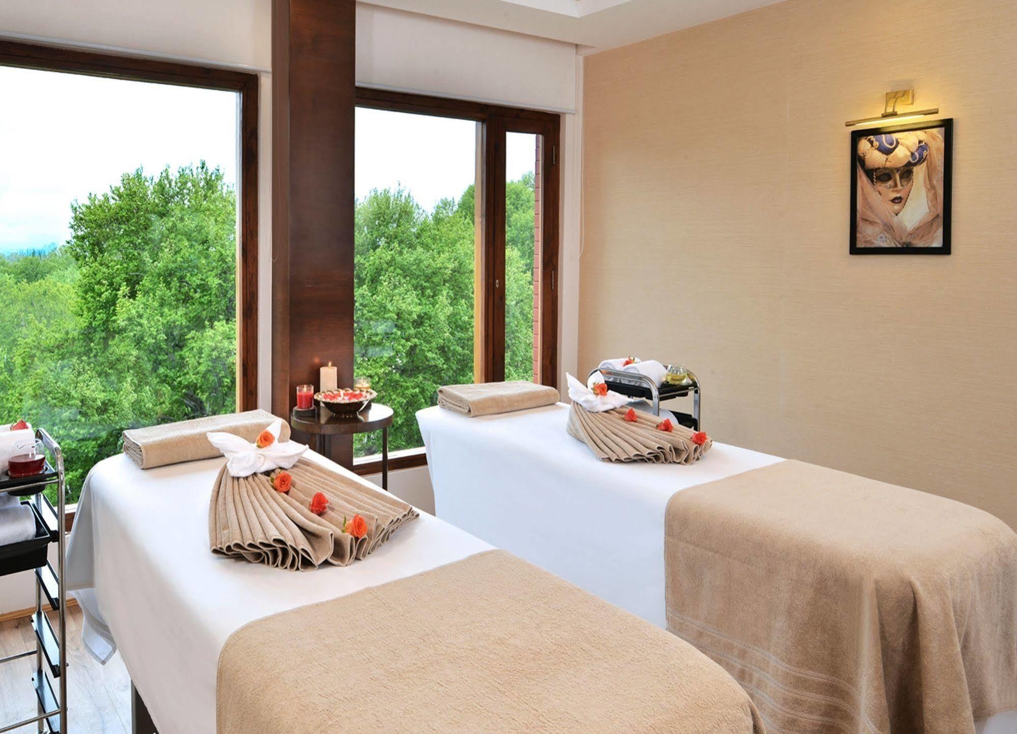 Golden Tulip Srinagar Hotell Eksteriør bilde