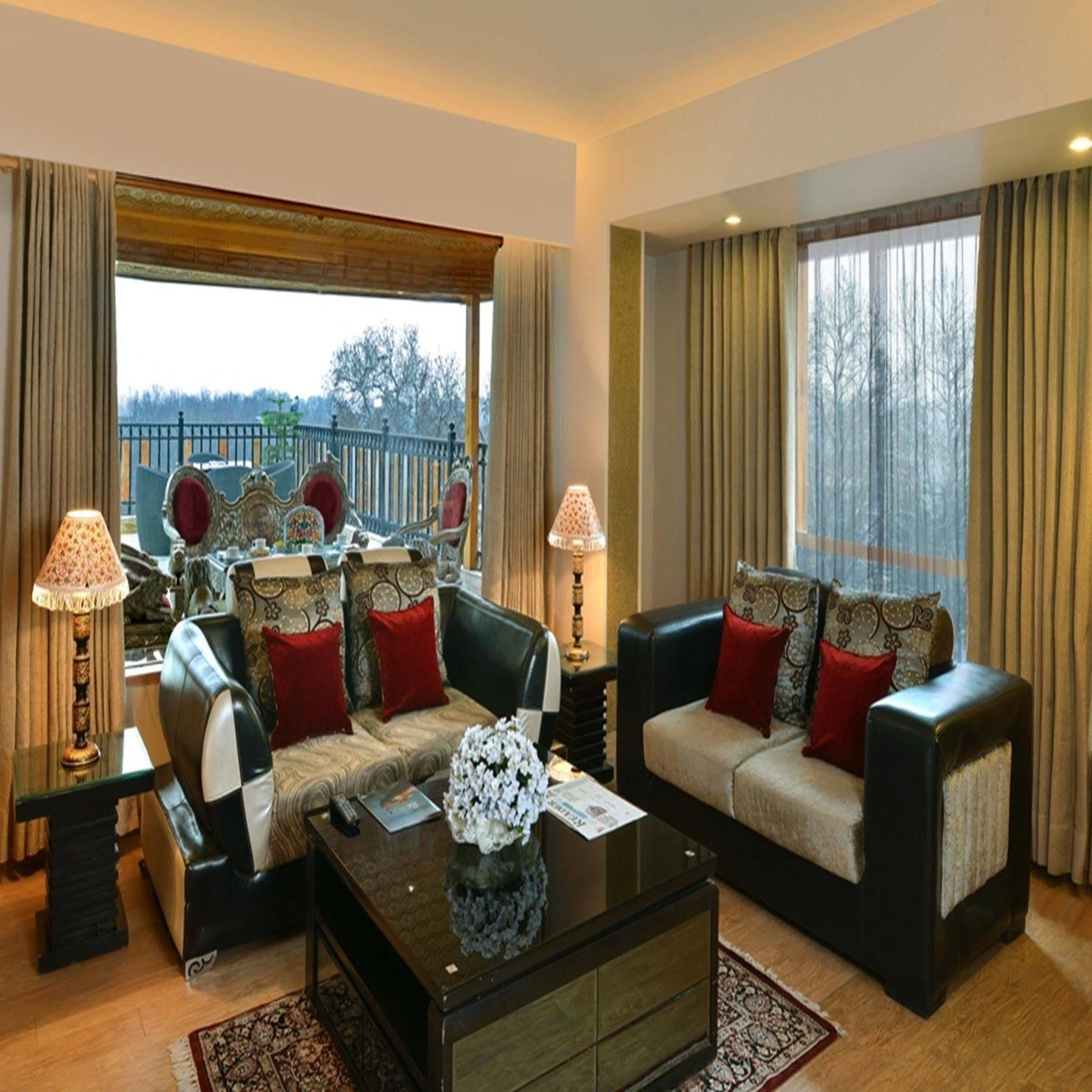 Golden Tulip Srinagar Hotell Eksteriør bilde